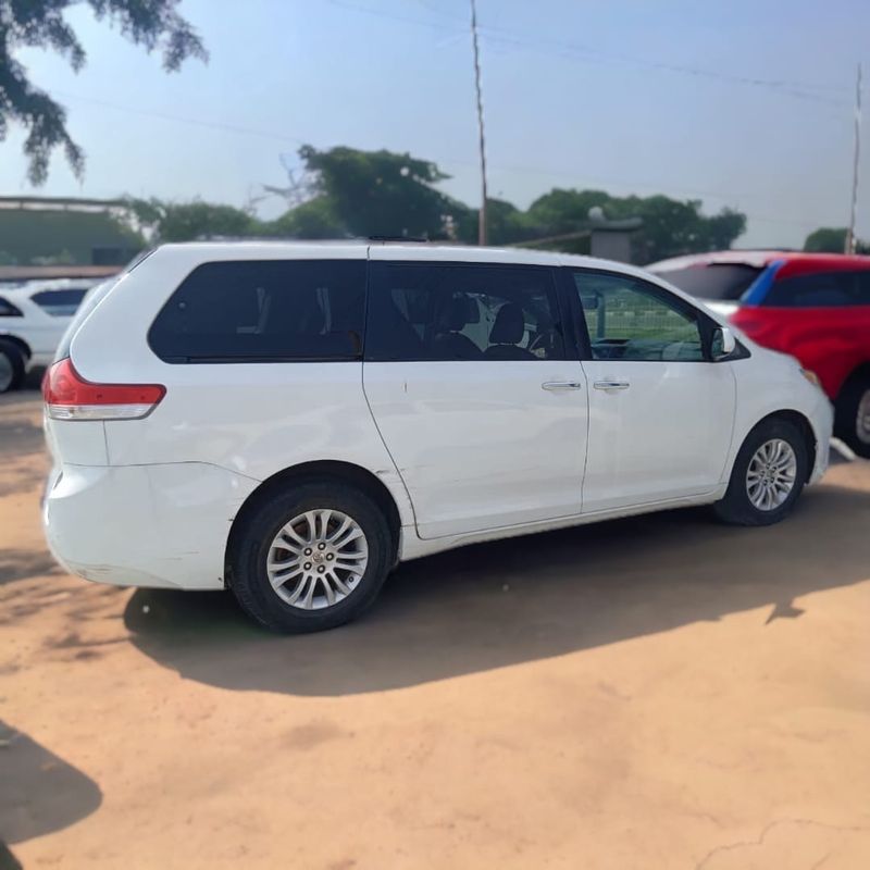 Thumbnail 4 of 2012 Toyota Sienna XLE